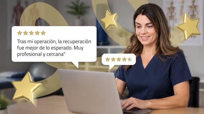 Profesional sanitaria leyendo reseñas verificadas de pacientes en un portátil